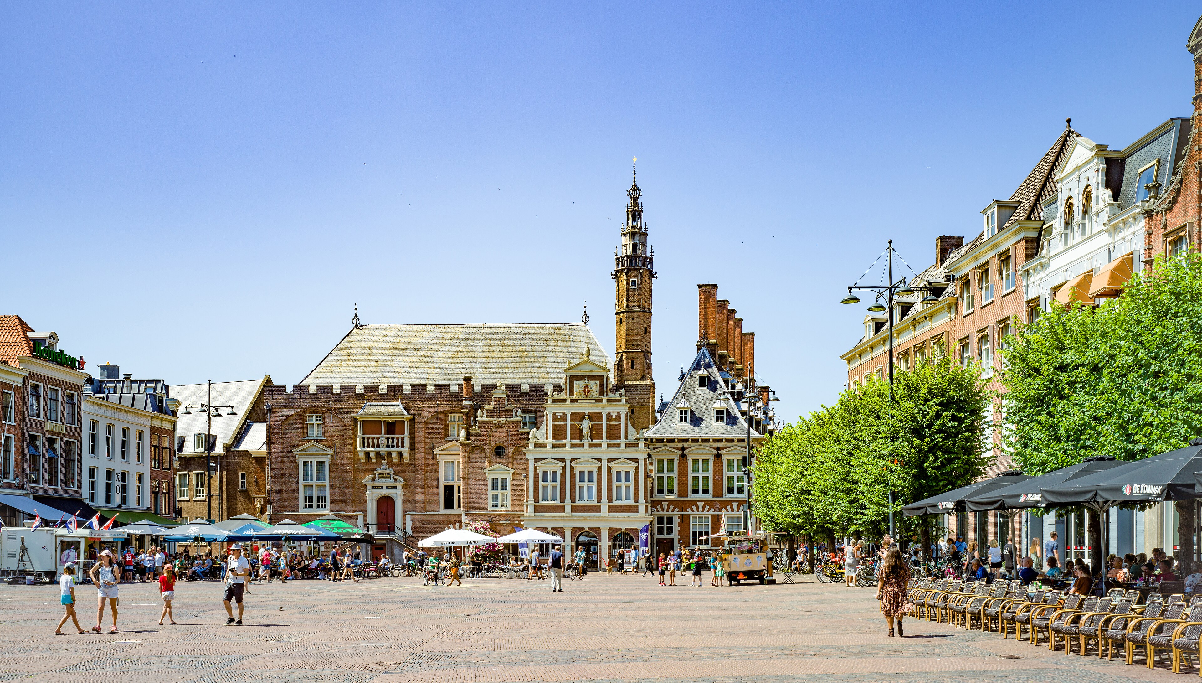 Gedetailleerde gevel van een stedelijk gebouw