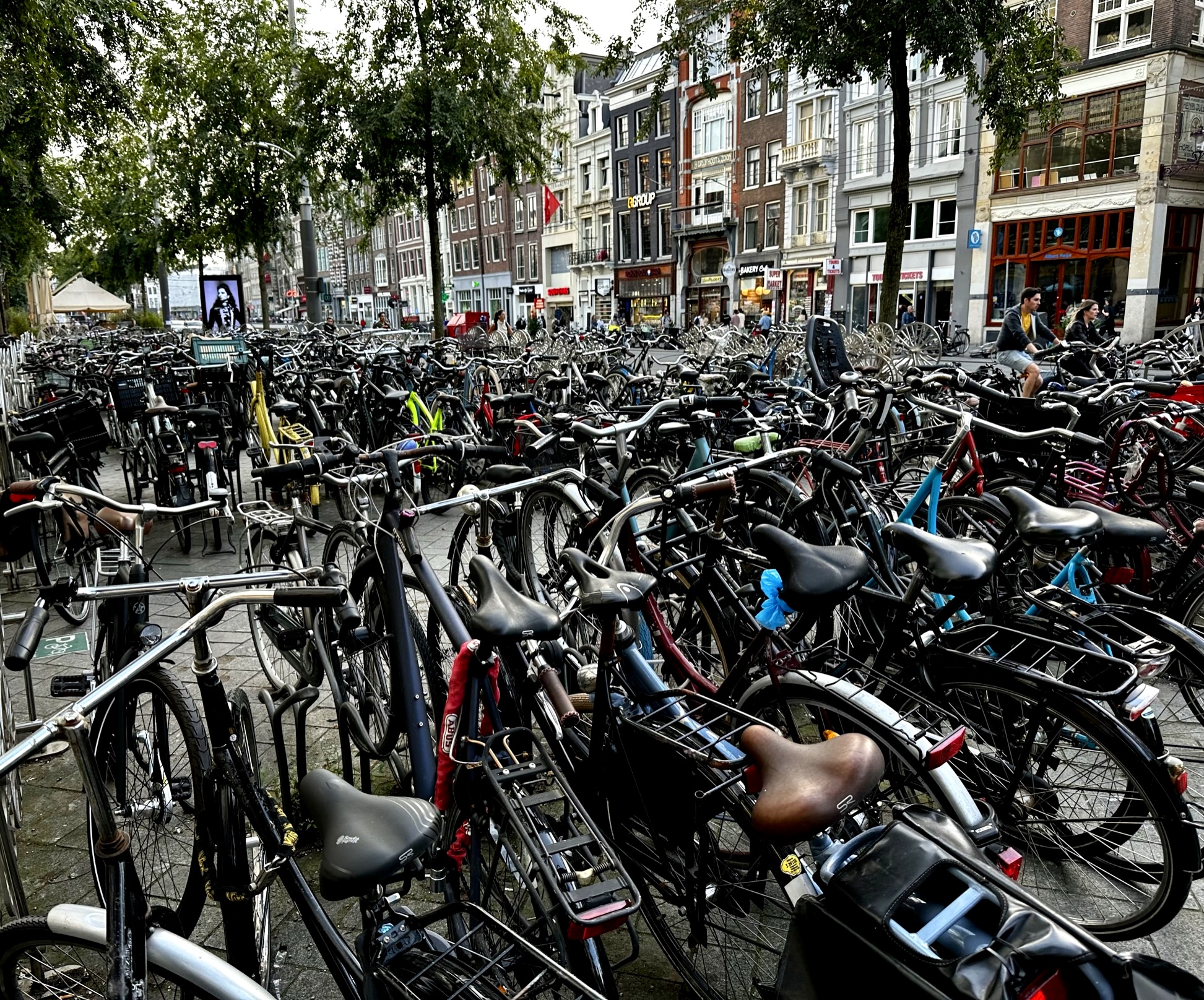 Rij geparkeerde fietsen langs een stoep