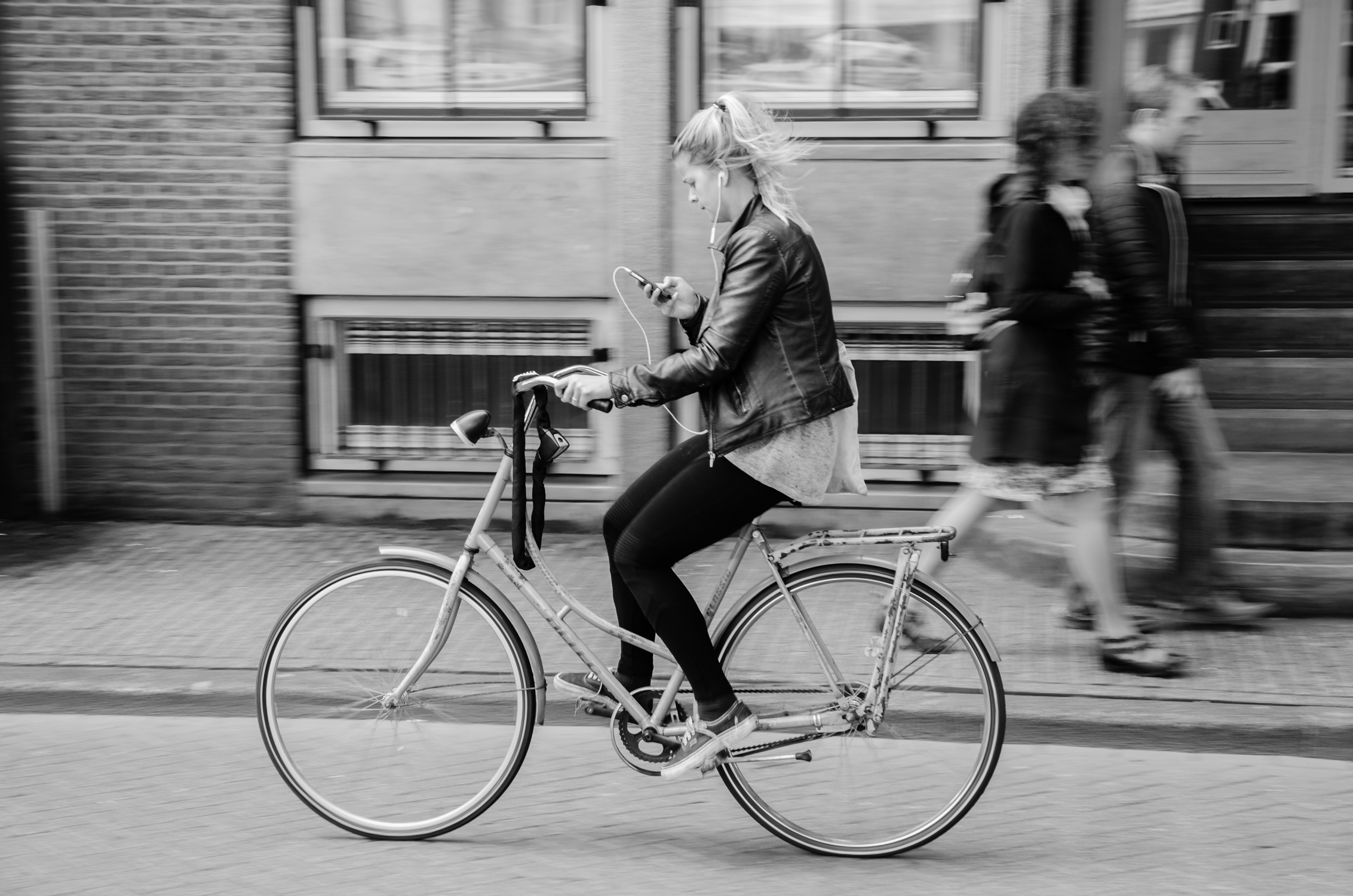 Fietsers in een stedelijke straat in Nederland