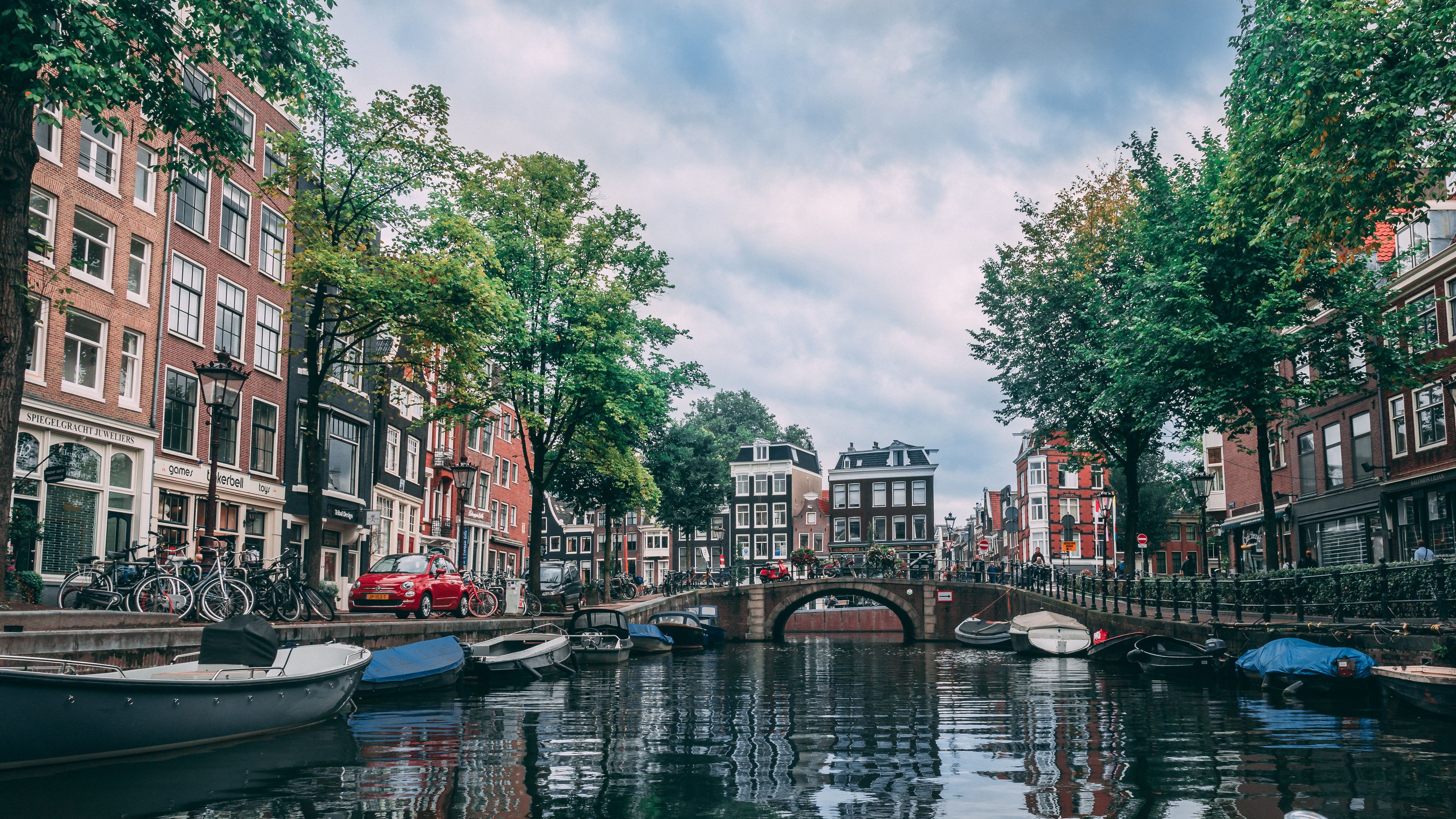 Gracht in Amsterdam met gevels en water bij zacht daglicht