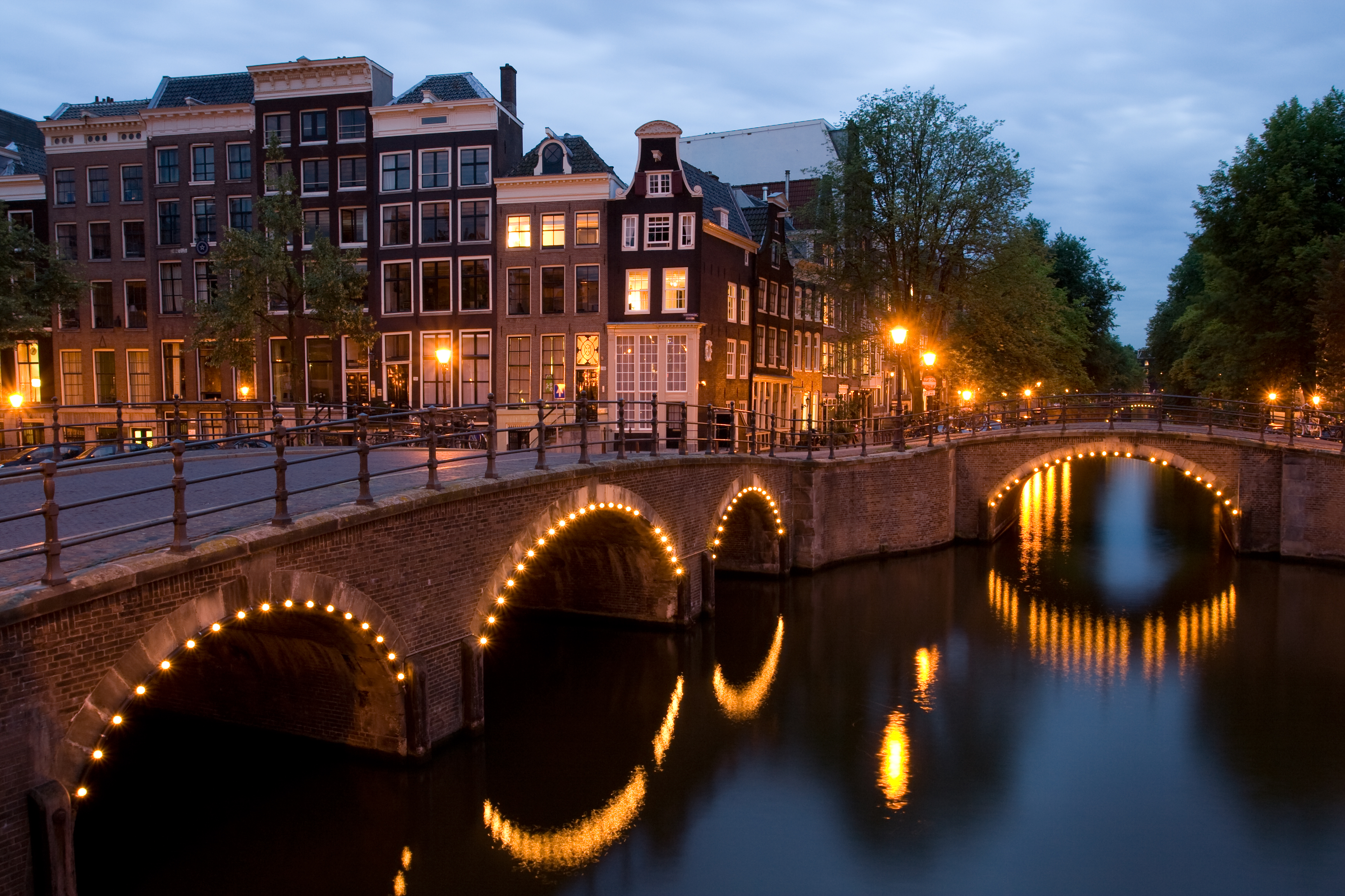 Brede gracht in Amsterdam met gevels en lucht