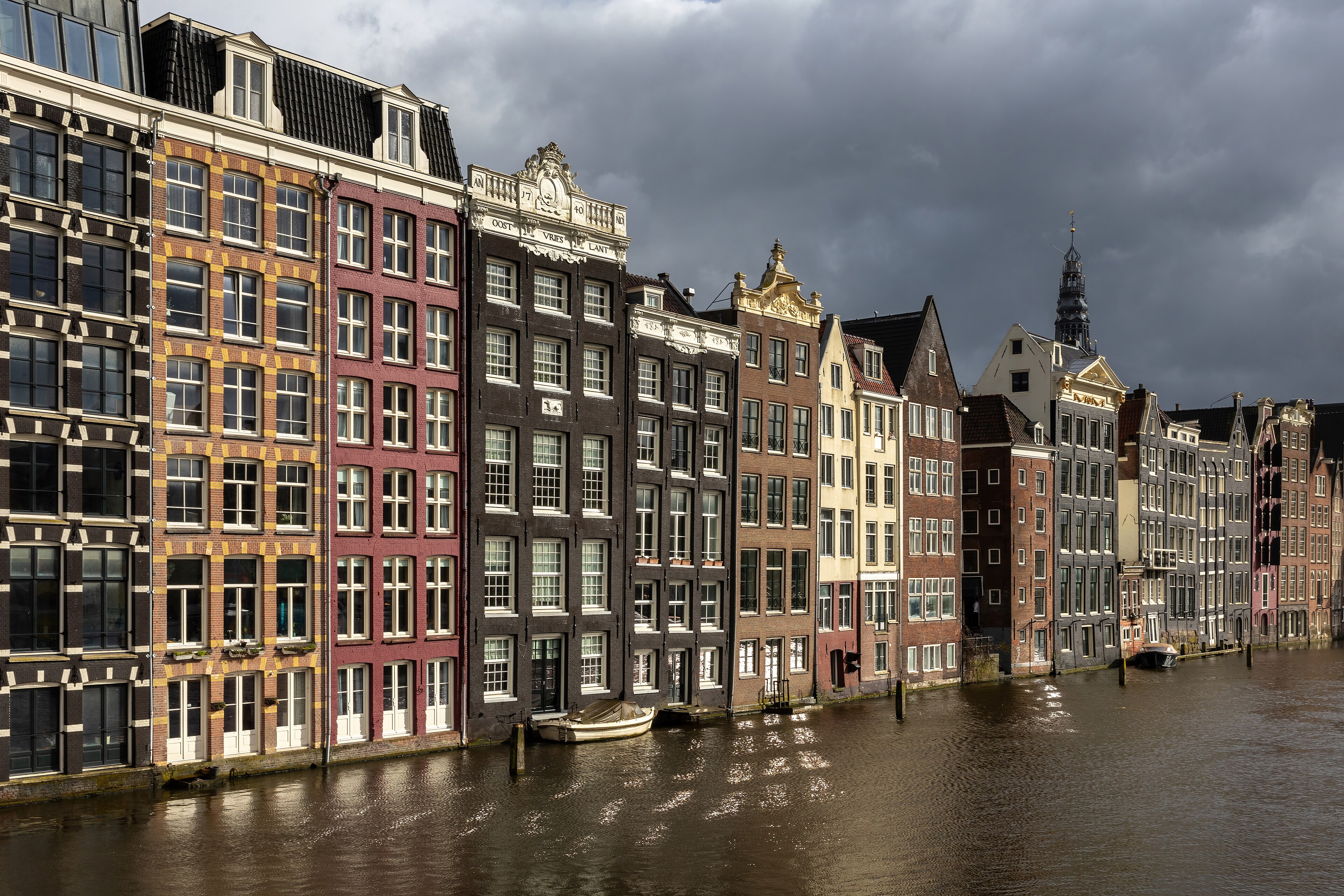 Rij Amsterdamse grachtenpanden langs het water