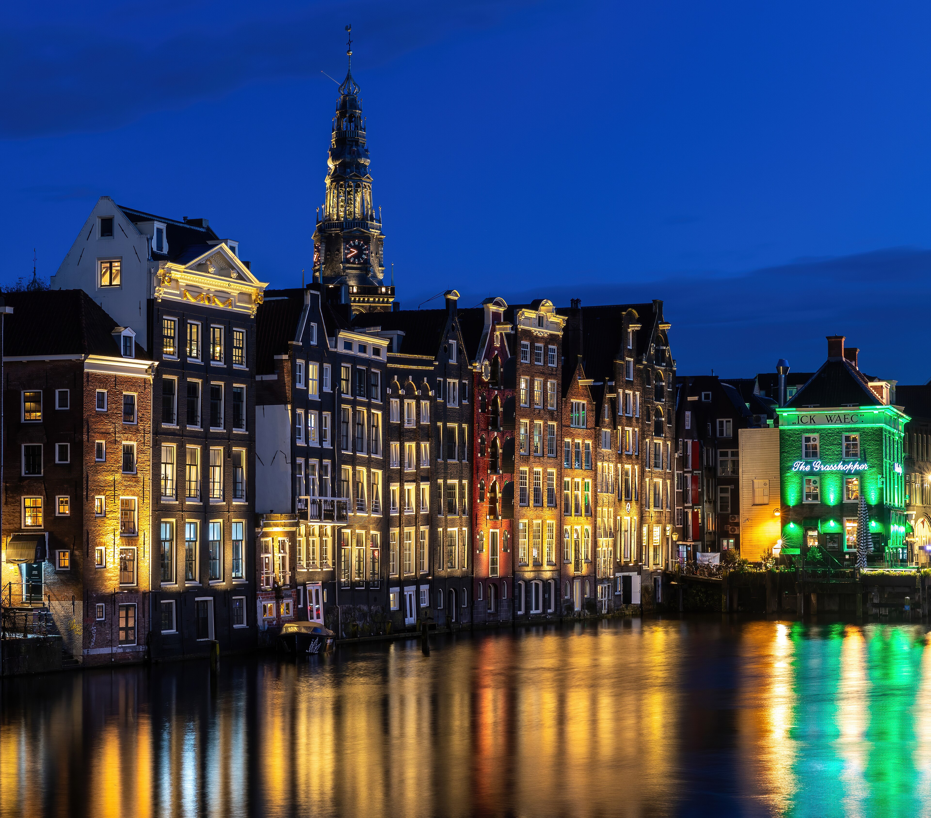Amsterdamse kade in het avondlicht