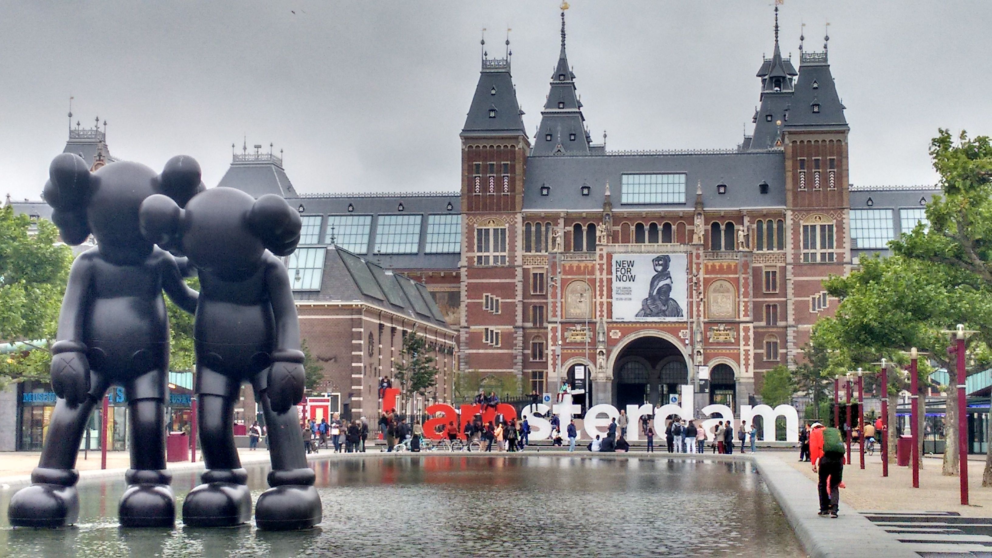 Open stadsplein met museumarchitectuur op de achtergrond
