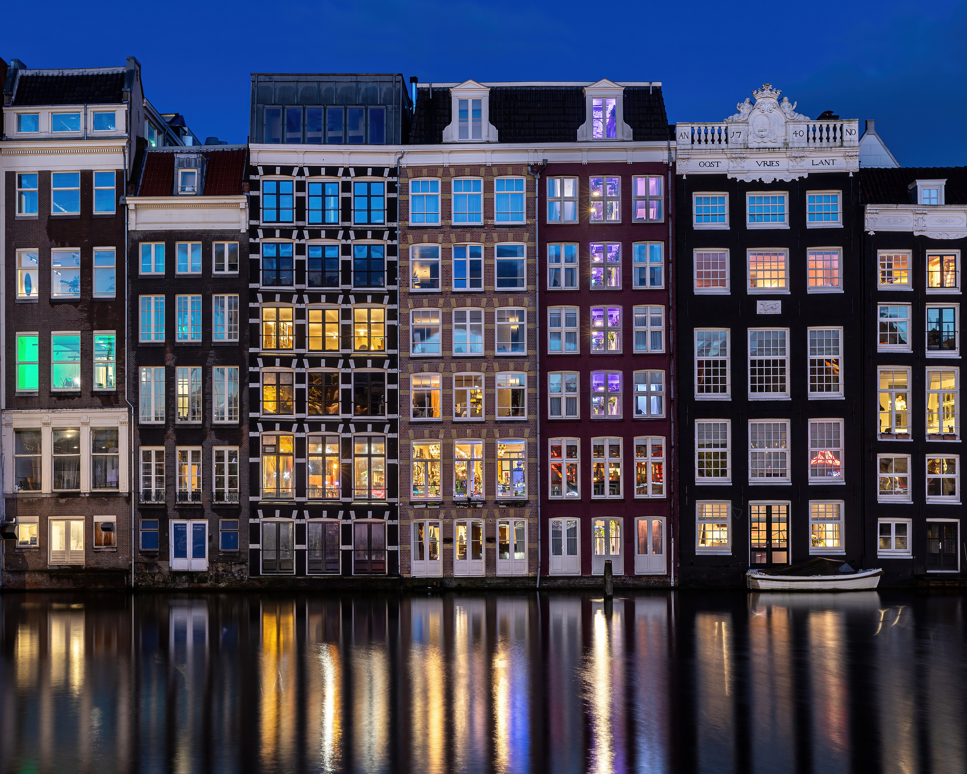 Kade en gevels in Amsterdam, gezien langs het water