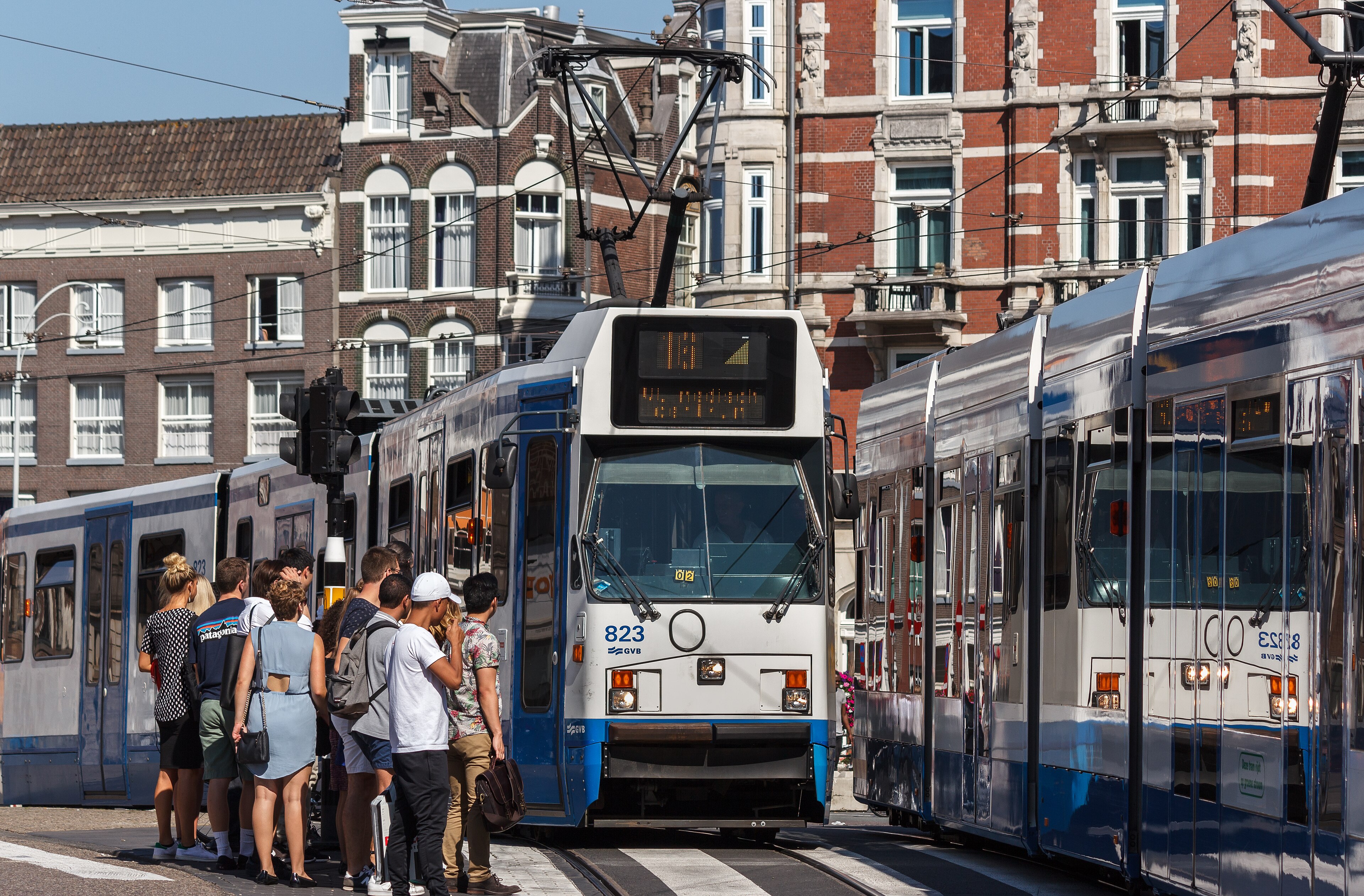 Tram en straatbeeld in een Nederlandse stad